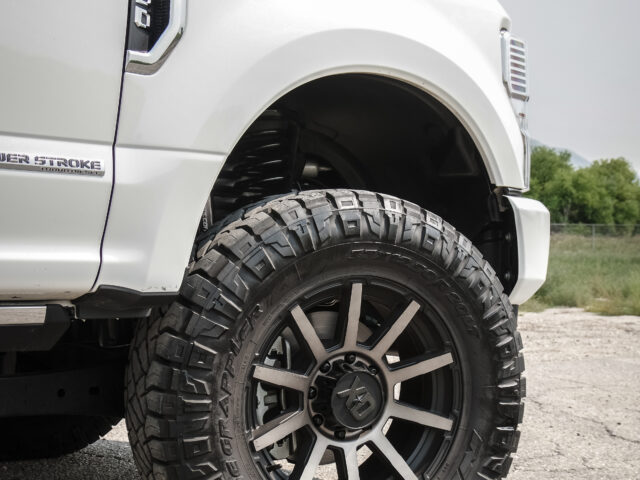 Leveling Kit vs Lift Kit: What’s the Difference and Which One Is Right for Your Truck?